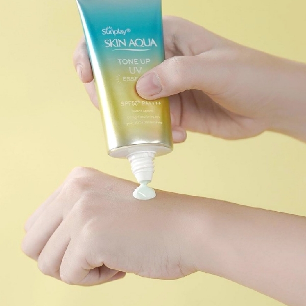 SKIN AQUA Tone Up UV Essence