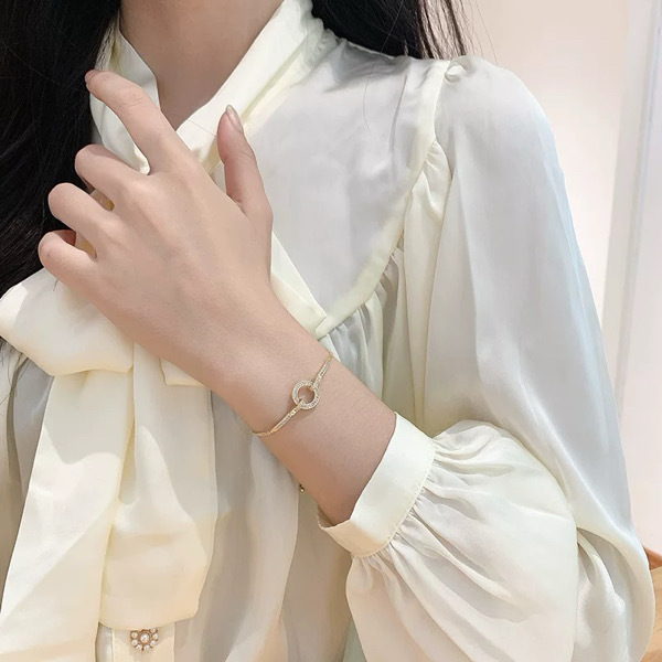 B7 Women's Bracelet ខ្សែដៃ