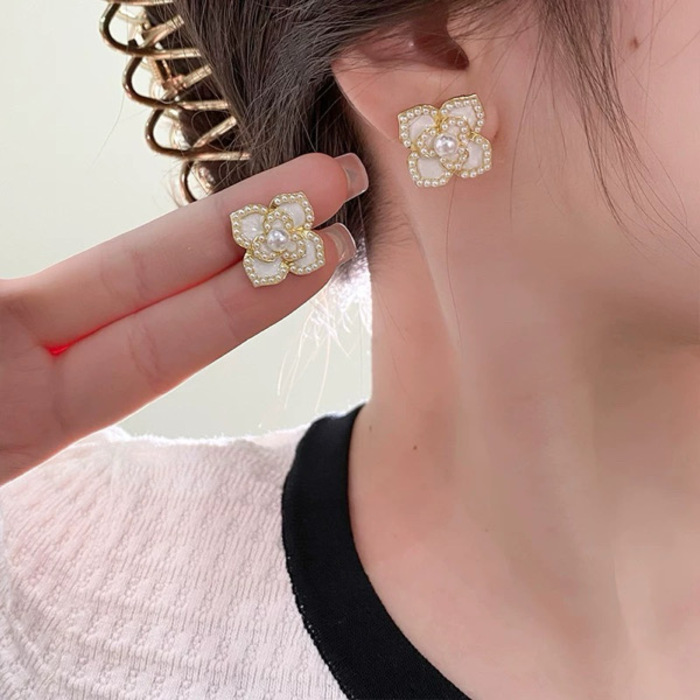 E64 Woman's Earrings /ក្រវិលផ្កាស