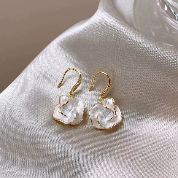 Woman's Fashion Earrings / ក្រវិលនារី