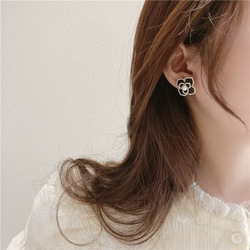 E65 Woman's Earrings /ក្រវិលផ្កាខ្មៅ