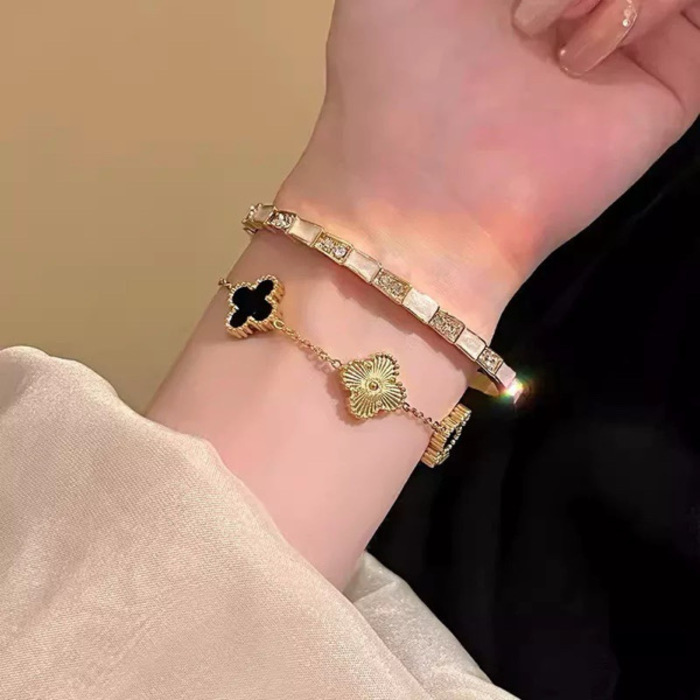 B8 Women's Bracelet set of 2 / (ខ្សែដៃឈុត2 )